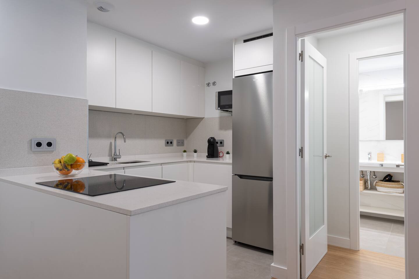 Fully equipped kitchen in beach apartment near Playa de Las Canteras